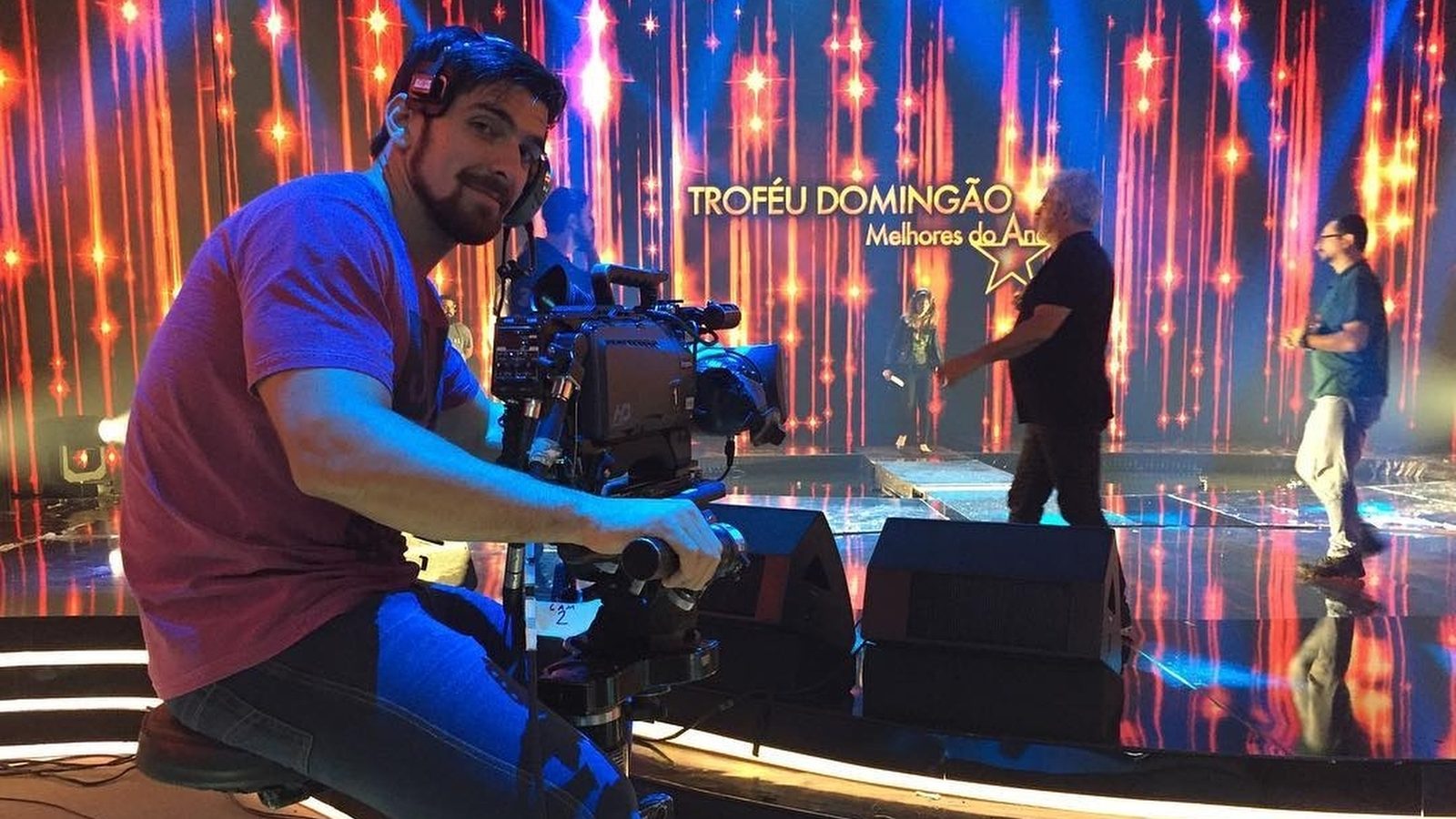 Pedro operando cámara en el escenario del Troféu Domingão, en transmisión en vivo