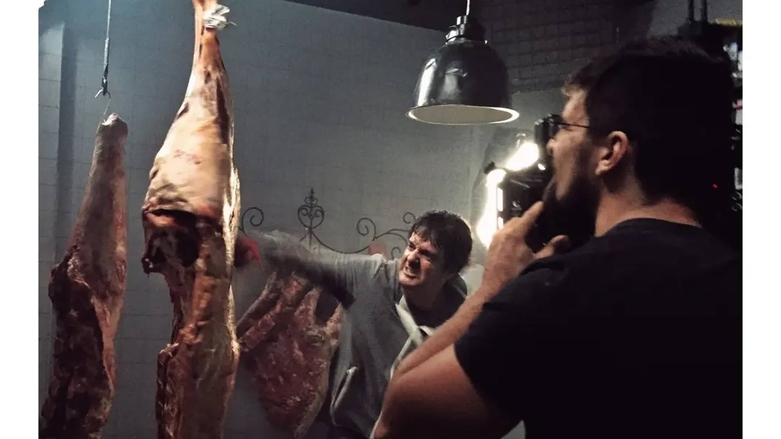 Pedro operando cámara en una escena de humor en el decorado de carnicería, en Zorra